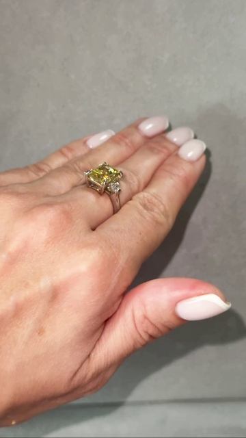 Кольцо с желтым радиантом 5.3 карата CVD 750 проба