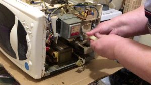 Ремонт микроволновки | трещит и сверкает | Лайфхак | Замена слюды