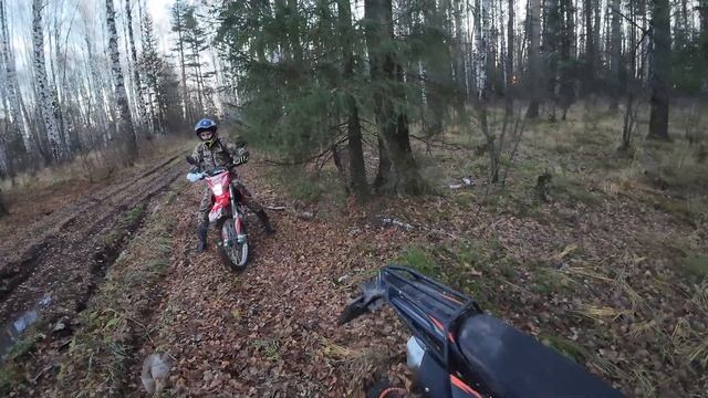 с женой на двух мотиках Jhl 150 Sx Vs Regulmoto Cr-x 300 Pro