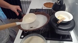 Котя заболел ☹️ Начала печь блины, остальные доча пусть учится