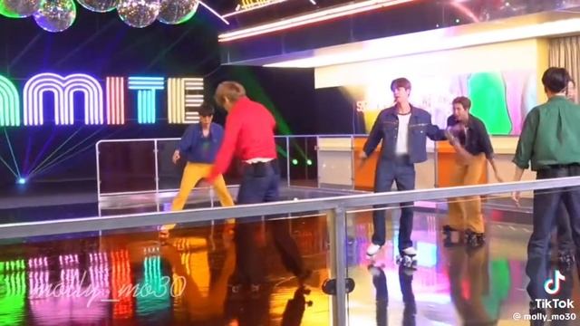 BTS - Dynamite на роликах смотреть онлайн