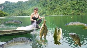 Заплыла на лодке, чтобы расставить сети на озере. Поймала много рыбы, продаю рыбу на рынке.