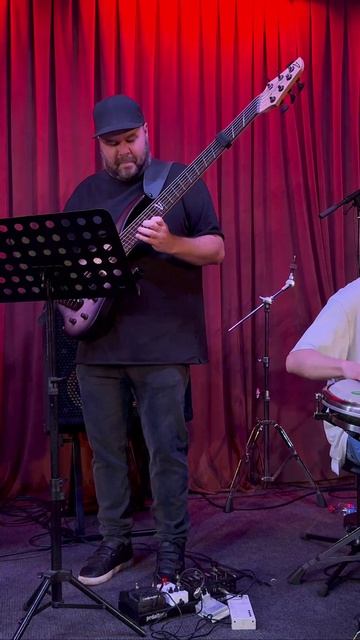 Соло на Fragile by Sting в клубе Бутмана. Бас Dingwall ABZ Custom .
.
.
#ernieballstrings #dingwall смотреть онлайн