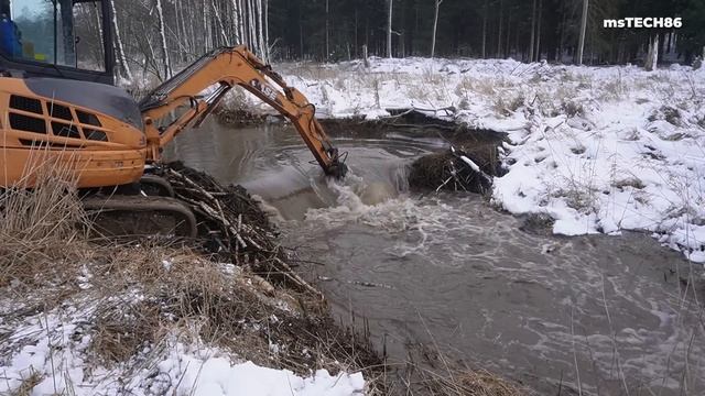Мини экскаватор убирает плотину бобров. смотреть онлайн