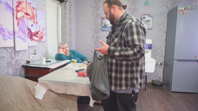 На сколько похудел папа за 2 недели и что увёз ему в больницу в ноябрьский праздник ПОДВАЛ ИЛЬИЧА смотреть онлайн