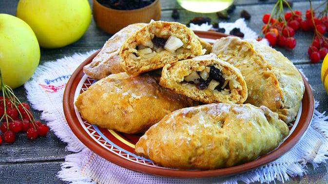 С изюминкой, яблочным тестом и яблочной начинкой. ПОСТНЫЕ ЯБЛОЧНЫЕ ПИРОЖКИ смотреть онлайн