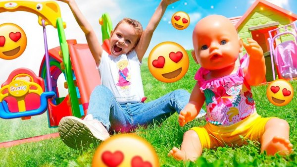 Майя с куклой Линой собирают уличные качели!