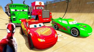 ЧЕЛОВЕК-ПАУК против ХАЛКА МАККУИНА ТАЧКИ Мега БОЛОТО Эпические СУПЕР ГОНКИ с трюками на грузовике