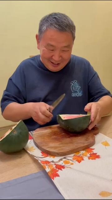 Пробую суровый якутский арбуз урожая 2025 года. 25 сентября. #арбуз #якутск #дача #огород смотреть онлайн