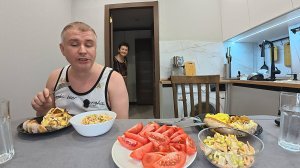 Мукбанг оставила Вована ОДНОГО отдуваться на канале, пусть привыкает ЖИТЬ БЕЗ МЕНЯ! Семейный ужин