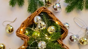 Плетем ёлочку  из бумажной лозы