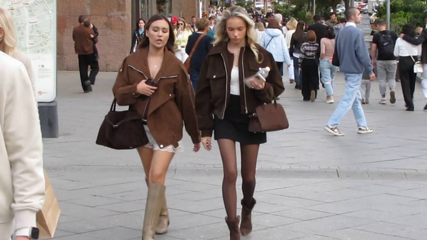 🔥 МОСКОВСКИЙ СТРИТСТАЙЛ | Прогулка по центру города - как одеваются жители и гости смотреть онлайн