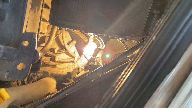 Замена лампочки ближнего света на Opel Corsa D. смотреть онлайн