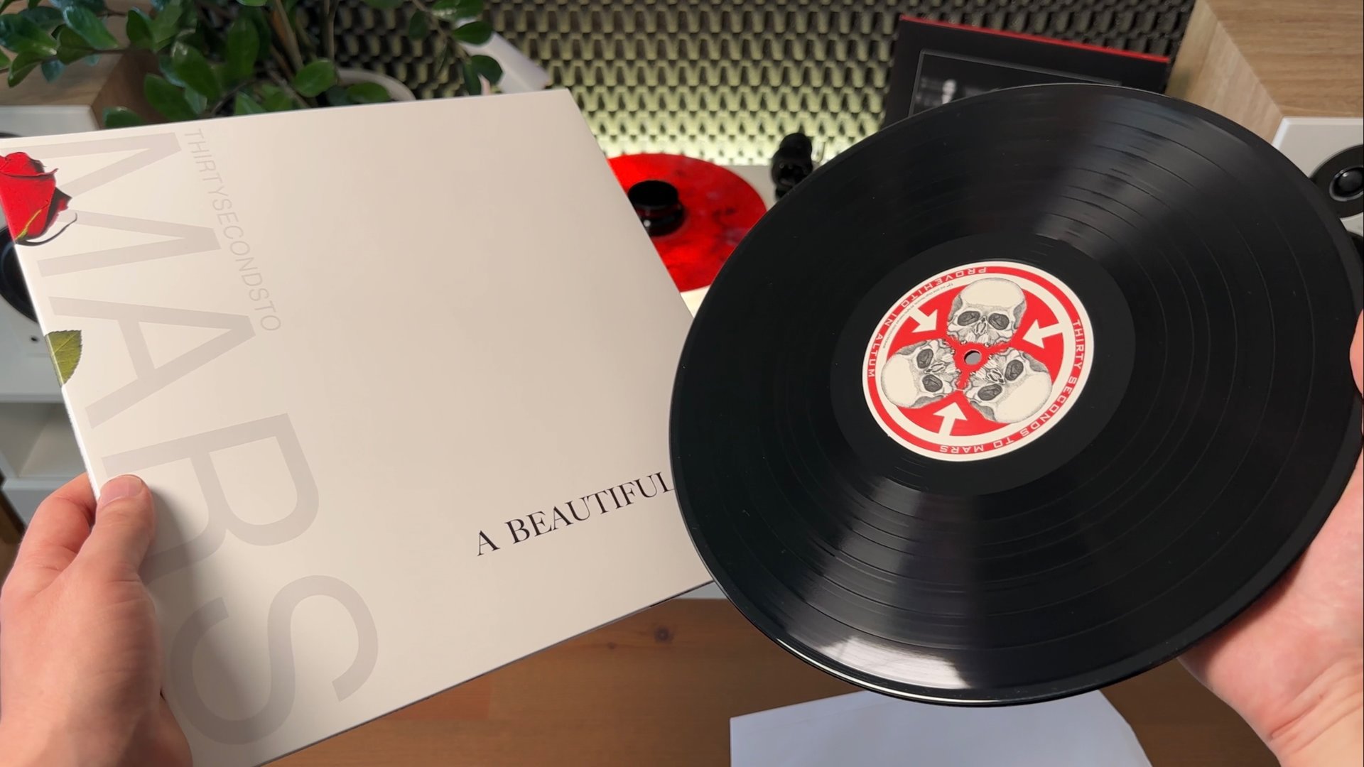 Thirty Seconds To Mars - A Beautiful Lie - Распаковка и обзор виниловой пластинки смотреть онлайн