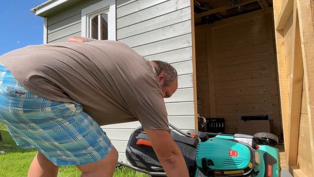 Учимся менять масло в бензиновой газонокосилке своими руками))) смотреть онлайн