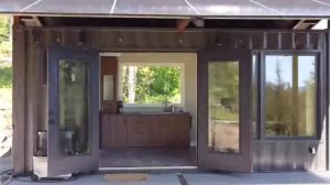 Красивый автономный дом из морского контейнера.