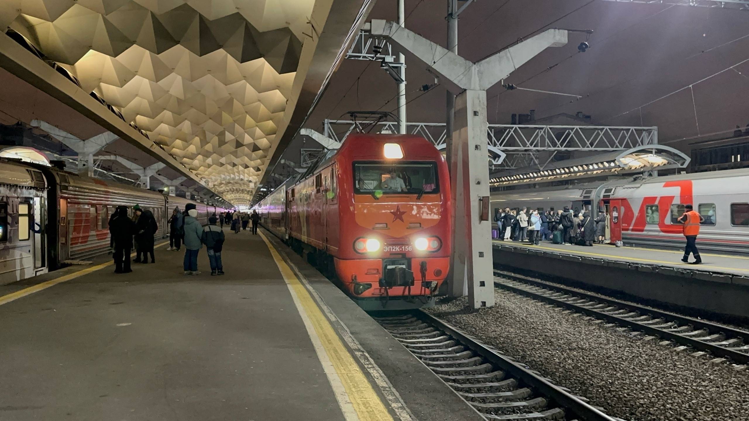 «С Днём народного единства!» Электровоз ЭП2К-156 в окрасе «80 Победа» с пасс.поездом на Московском смотреть онлайн