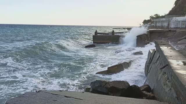 Штормовые волны в Ливадии (Крым). смотреть онлайн