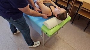 Массаж подлопаточной мышцы из положения на спине