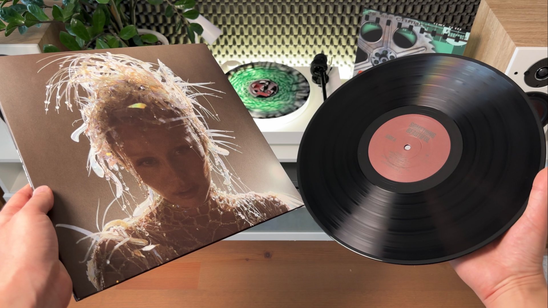 Miley Cyrus - Something Beautiful - Распаковка и обзор виниловой пластинки смотреть онлайн