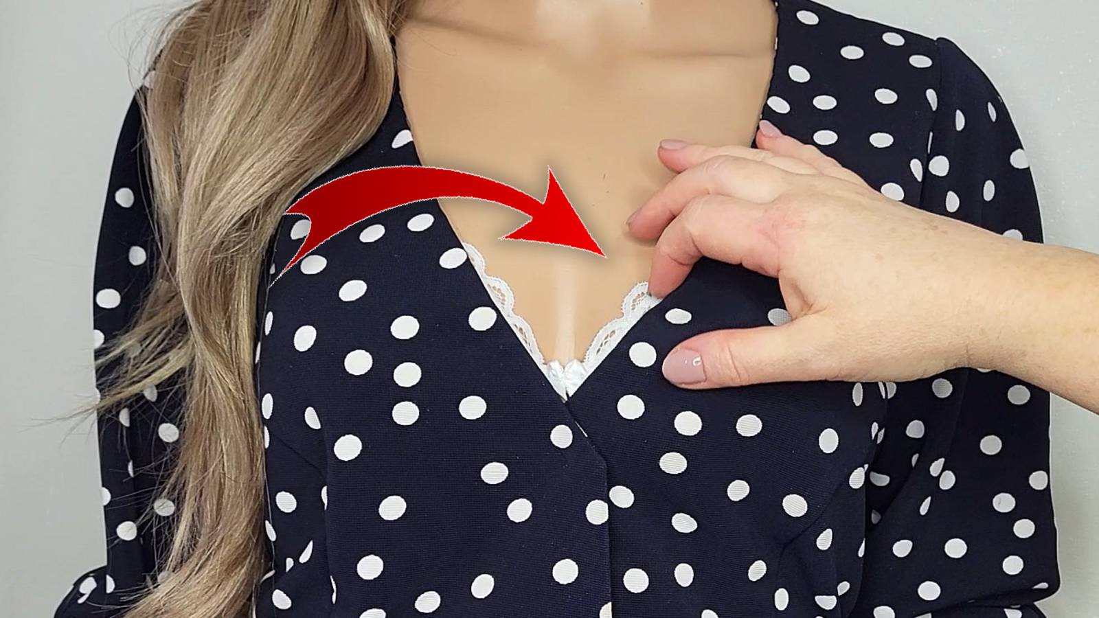 Как быстро уменьшить глубокий вырез без переделки и перешивания смотреть онлайн