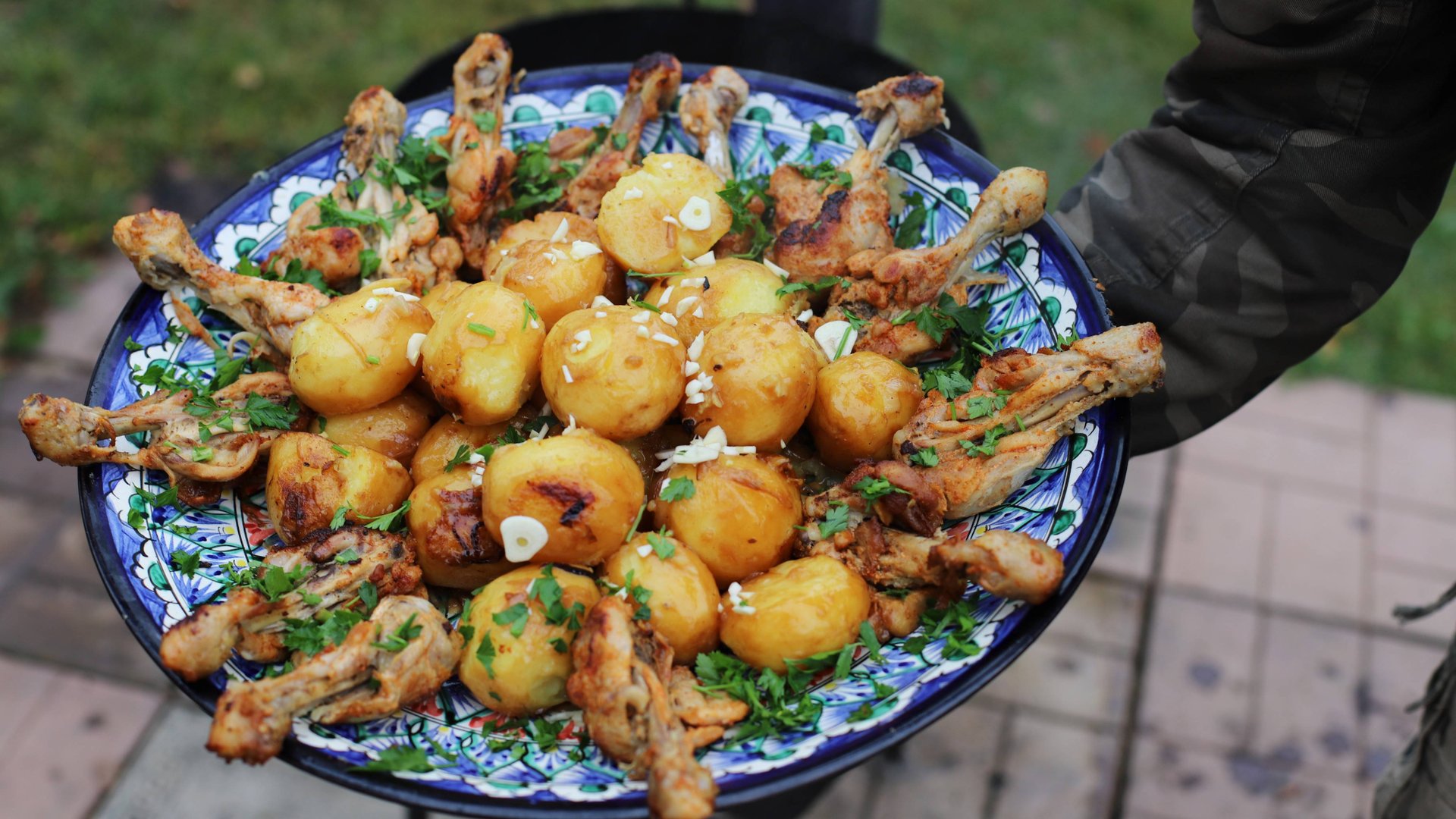 Куриные ножки с картофелем в казане на костре смотреть онлайн