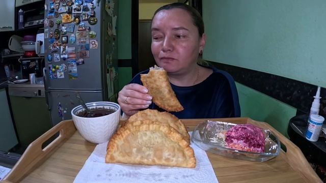 Чебуреки, салат под шубой. Мукбанг #еда#домашняя еда #вкусно смотреть онлайн