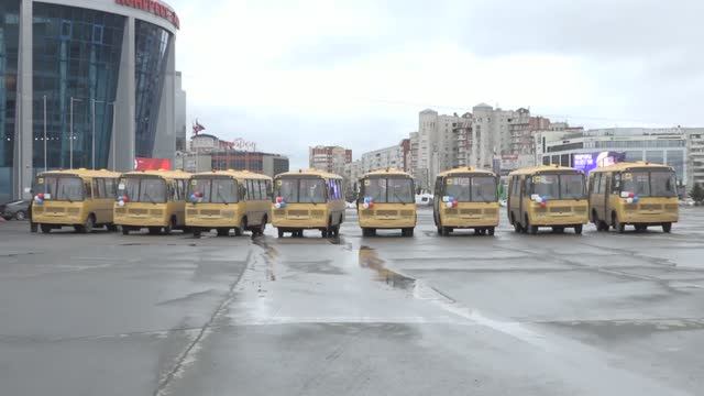 Виталий Хоценко вручил ключи от 61 нового школьного автобуса