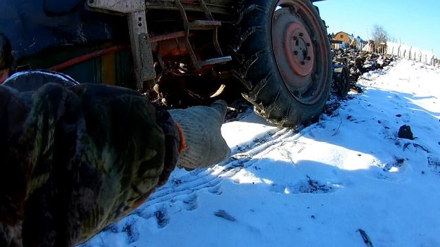 Как не надо пахать. Т-25 пашет мерзлоту. Запуск в -10 мороза. Видео снято 2 года назад. смотреть онлайн