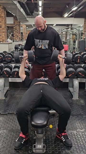 По 30 кг жим гантелей лежа в 15 лет смотреть онлайн