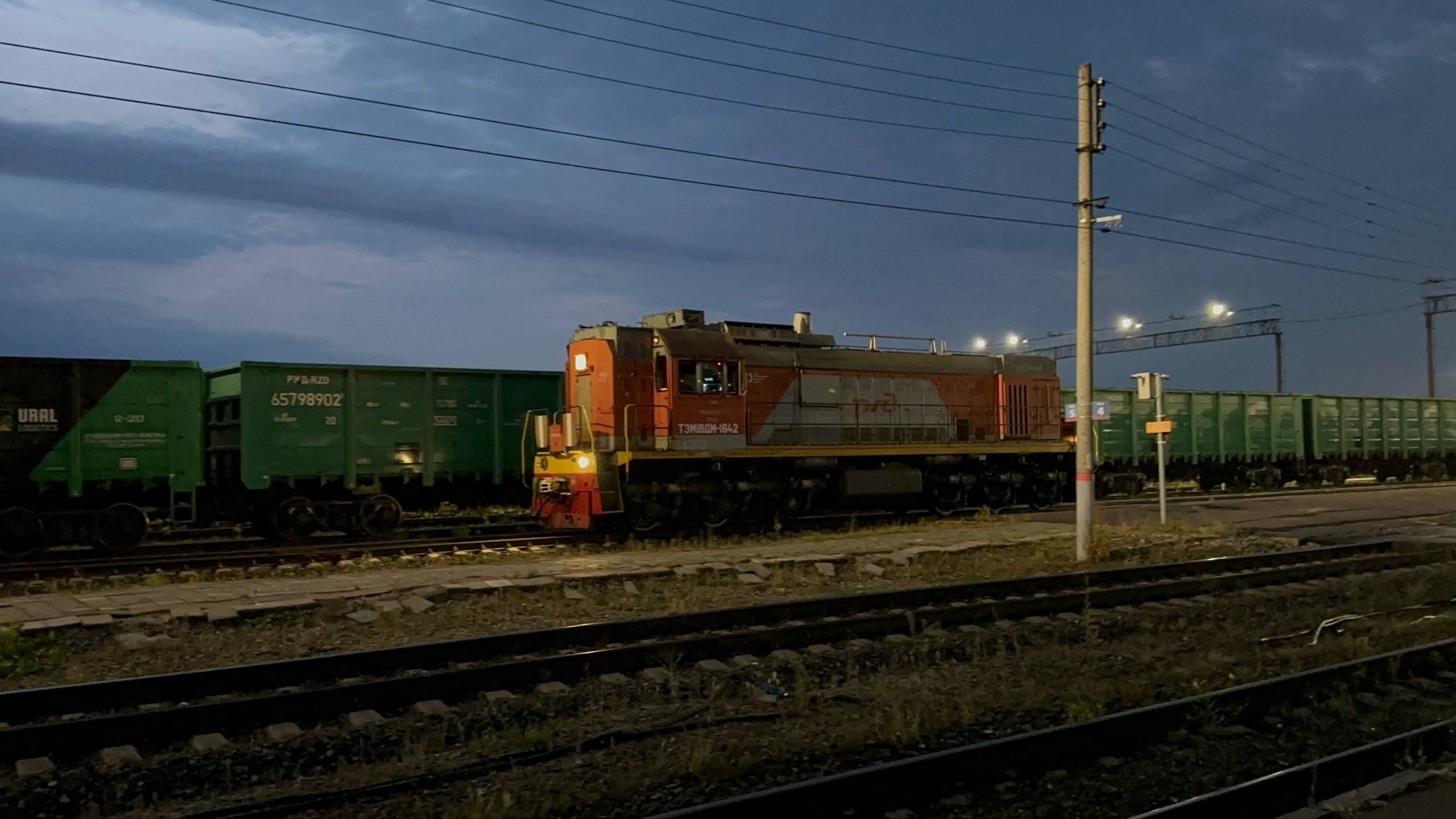 Тепловоз ТЭМ18ДМ-1642 на ст.Ульяновск-Центральный, август 2025 года смотреть онлайн