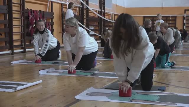 В Образовательном комплексе №4 ученики и родители вместе осваивают навыки оказания первой помощи смотреть онлайн