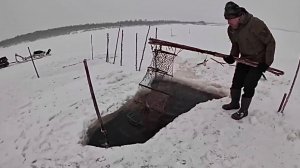 Зимняя рыбалка на фитили и поставушки на севере. Налим попался снаружи.