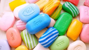 АСМР ШУРШАНИЕ. РАСКЛАДЫВАЮ КРАСОЧНОЕ МЫЛО. ШЕЛЕСТ И ШУРШАНИЕ УПАКОВКИ.