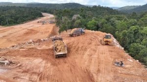 Часть 4. Бульдозер и грузовики работают на горе.