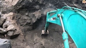 Строительство. экскаватор копает песок