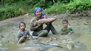 Ловлю рыбу в пруду, ставлю капканы. Везу на рынок продавать. Готовлю рыбу на обед маленькой дочурке