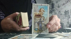 Что мужчина думает/чувствует о вас, но не говорит? Расклад Таро