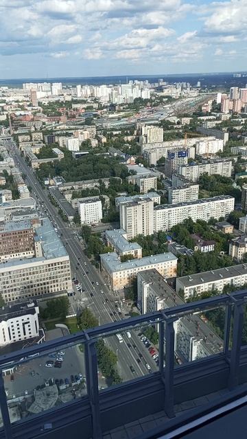 Я попал в СПА самого высокого небоскрёба Урала Infinity Sky Pool: Бассейн с видом на город.