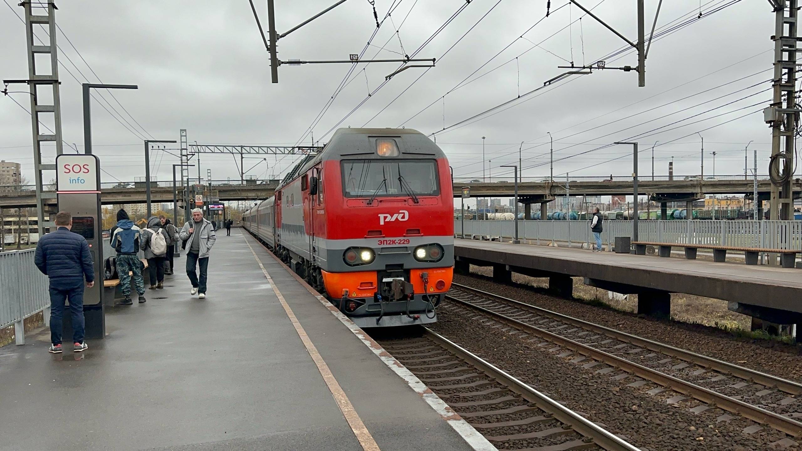 «Мимо стройки ВСМ!» Электровоз ЭП2К-229 с пасс.поездом на пл.Сортировочная, октябрь 2025 года смотреть онлайн