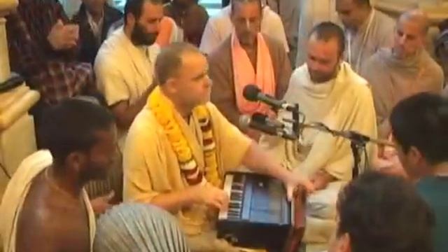 Aindra Prabhu - Kirtan in Vrindavan Dham смотреть онлайн