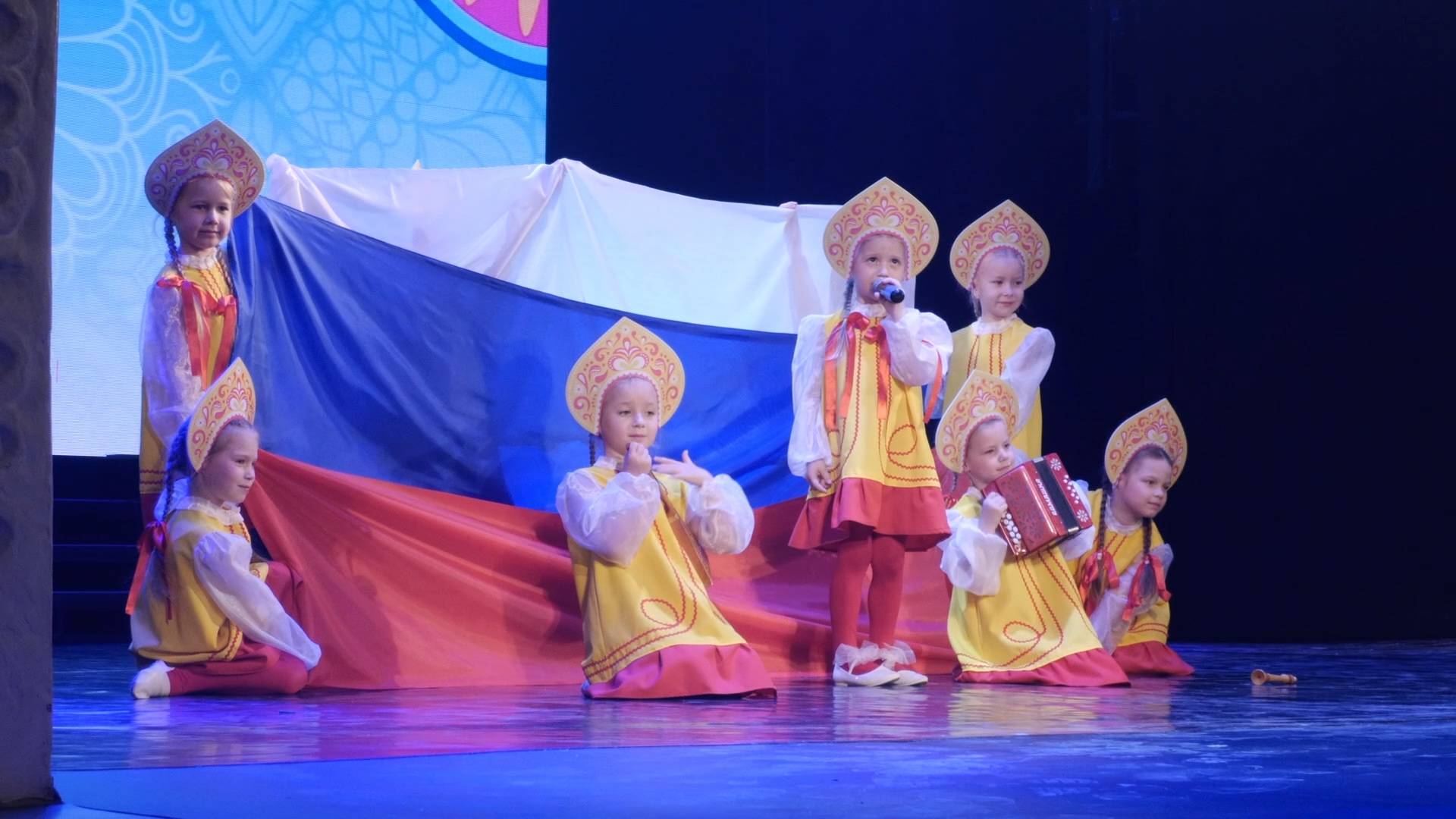 Праздничный концерт в День народного единства состоялся в ДКМ смотреть онлайн