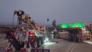 Перевернутый Трак на Хайвэе Заблокировал Движение. Мы Должны Его Убрать.