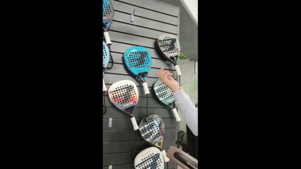 Разговор девушек на стенде Bullpadel 2026. Есть ли "женские" или "мужские" падел ракетки