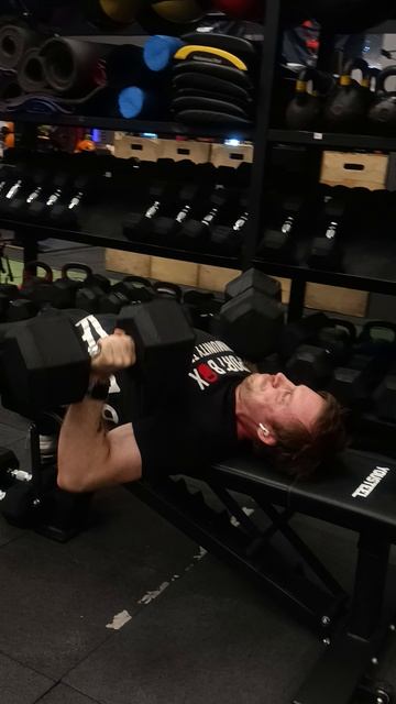 Жим лёжа двух гантелей