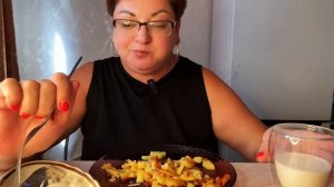 А КАК ВКУСНО😉/ПРОСТАЯ ЕДА САМАЯ ВКУСНАЯ/ЖАРКНАЯ КАРТОШКА,СЕЛЕДКА И СТАКАН МОЛОКА/МУКБАНГ