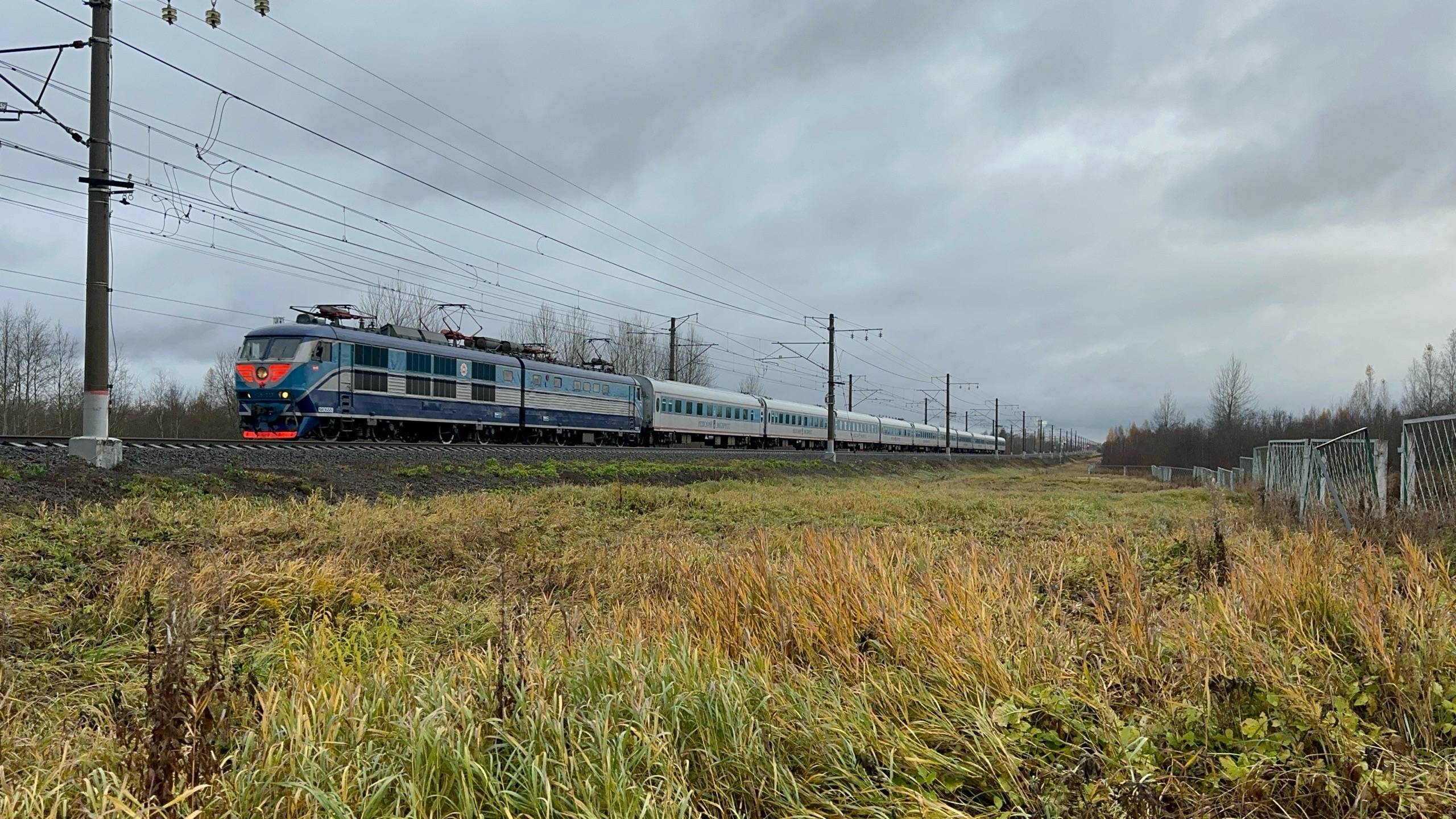 «На 160!» Электровоз ЧС6-028 «Сапфир» с поездом «Невский экспресс» на перегоне, октябрь 2025 года смотреть онлайн