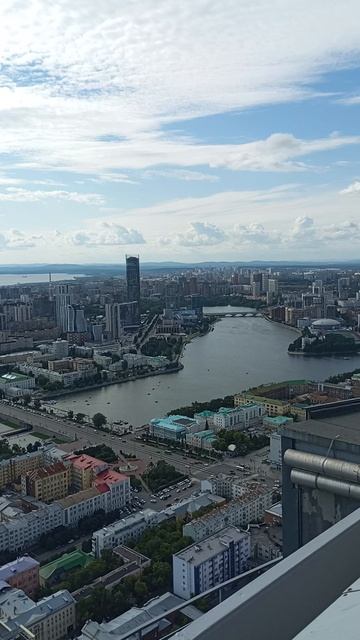 Бассейн, о котором молчат все гиды  Infinity Sky Pool: Бассейн с видом на город.