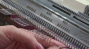 Как сделать пропуски на полотне на вязальной машине