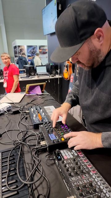 Acid House Live на железках, на стенде бренда Arturia Сетап - Elektron Digitakt II, Uno Synth Pro X смотреть онлайн